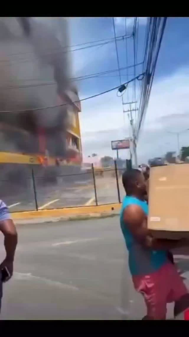 🚨 INCENDIO Y SUSTRACCIÓN DE MERCANCÍA EN L&R COMERCIAL 🚨