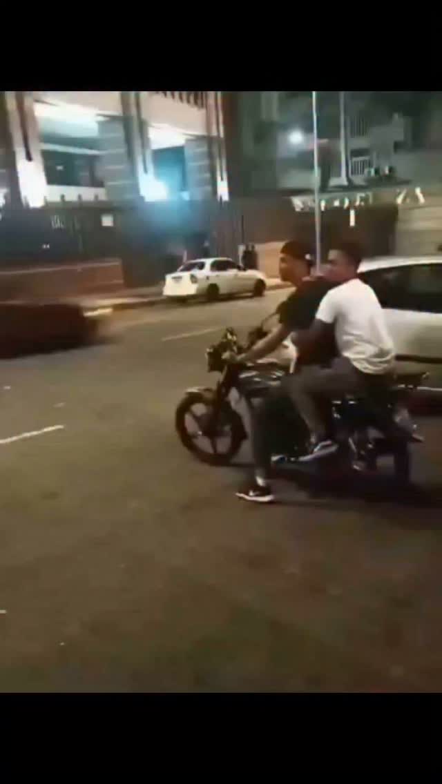 ¡CUANDO QUIERES LUCIRTE PERO EL DESTINO TIENE OTROS PLANES! 🏍️💨😅